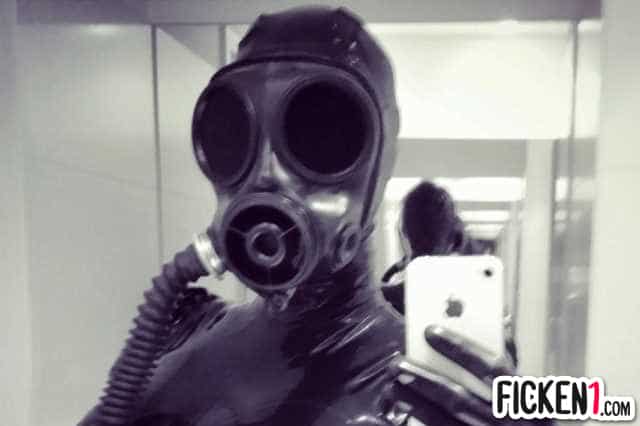 Ich stehe auf extremes Sexspielzeug Selfie von Frau mit Gummifetisch und Gasmaske