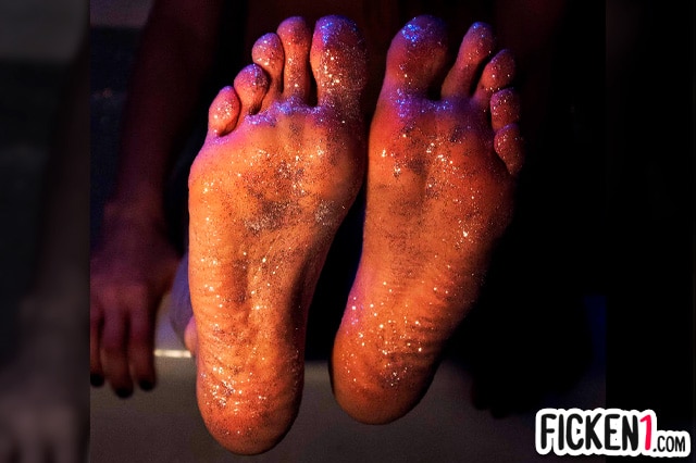 Schöne nackte Füße von junger Frau mit Glitzer