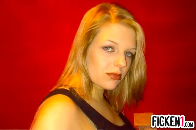 29-jährige blonde Frau mit Piercings sucht schnellen Seitensprung ohne Anmeldung