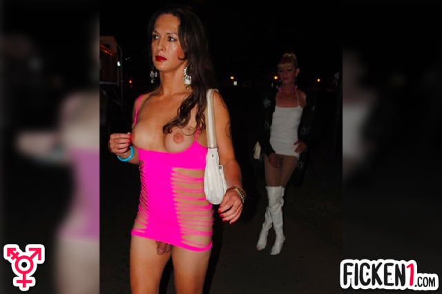 Scharfe Transe zeigt ihre nackten Tittchen im sexy pinken Kleid